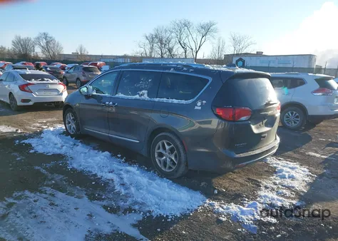 2017 Chrysler Pacifica Touring-L Plus z USA, uszkodzony, nr VIN 2C4RC1EG1HR647700